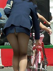 8 pictures - pantyhose no panties up skirt foto