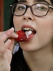 8 pictures - Ophelia Palentine Found Hair In Food